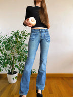 Jeans chiari vintage anni 90 svasati. Tasche frontali vita bassa