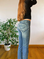 Jeans chiari vintage anni 90 svasati. Tasche frontali vita bassa