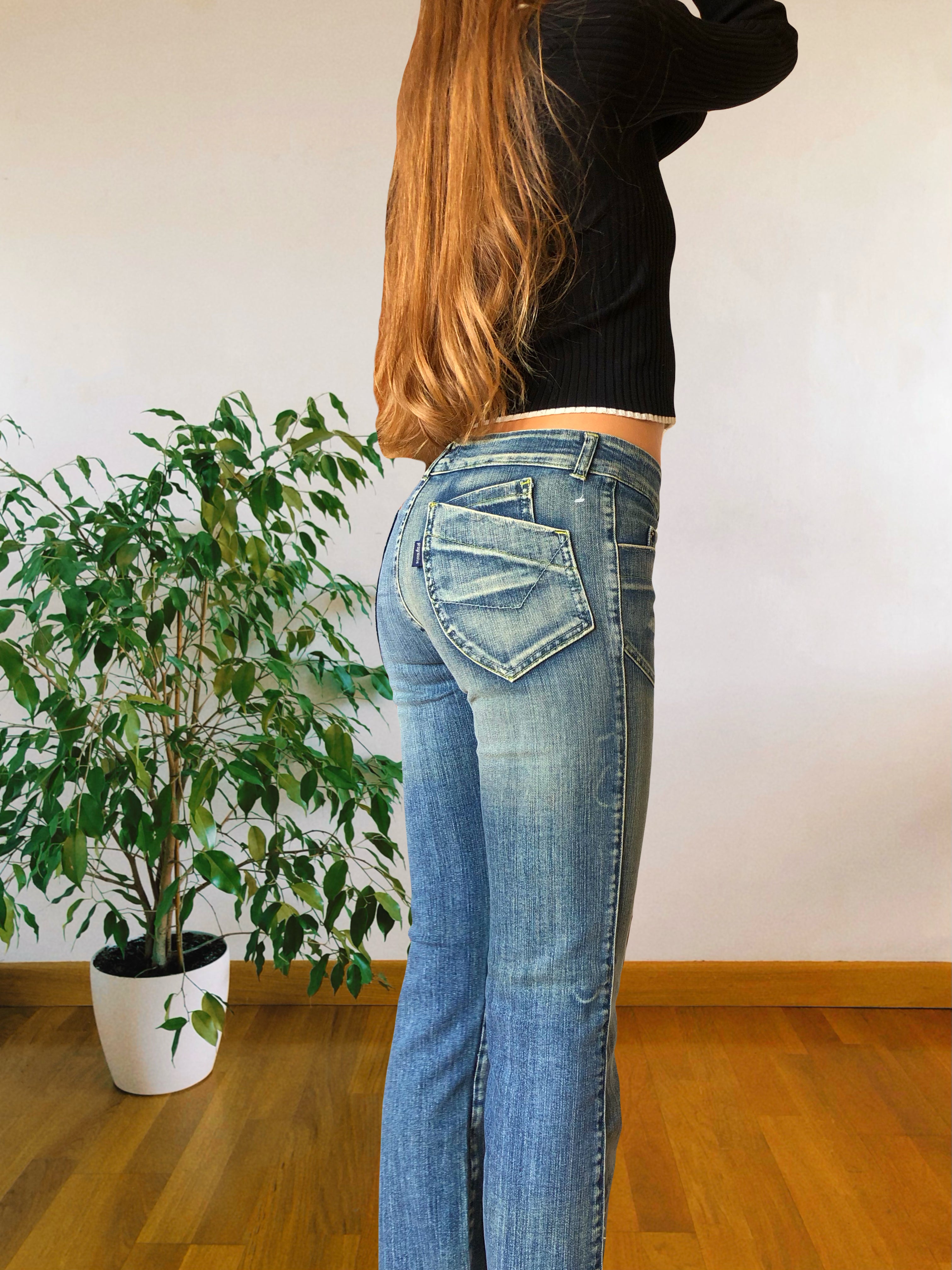Jeans chiari vintage anni 90 svasati. Tasche frontali vita bassa