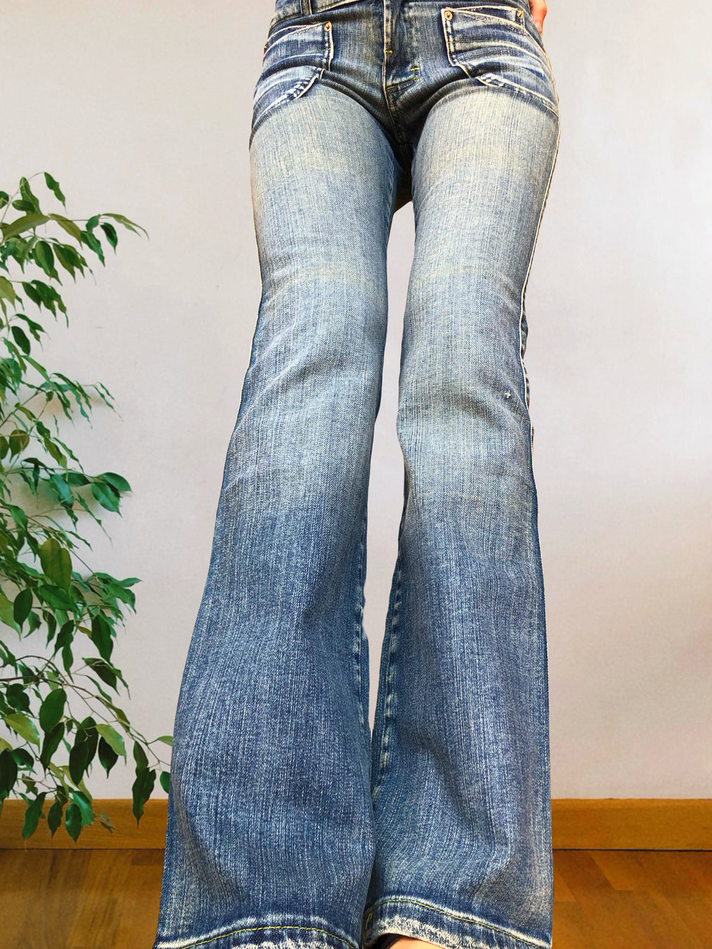 Jeans chiari vintage anni 90 svasati. Tasche frontali vita bassa