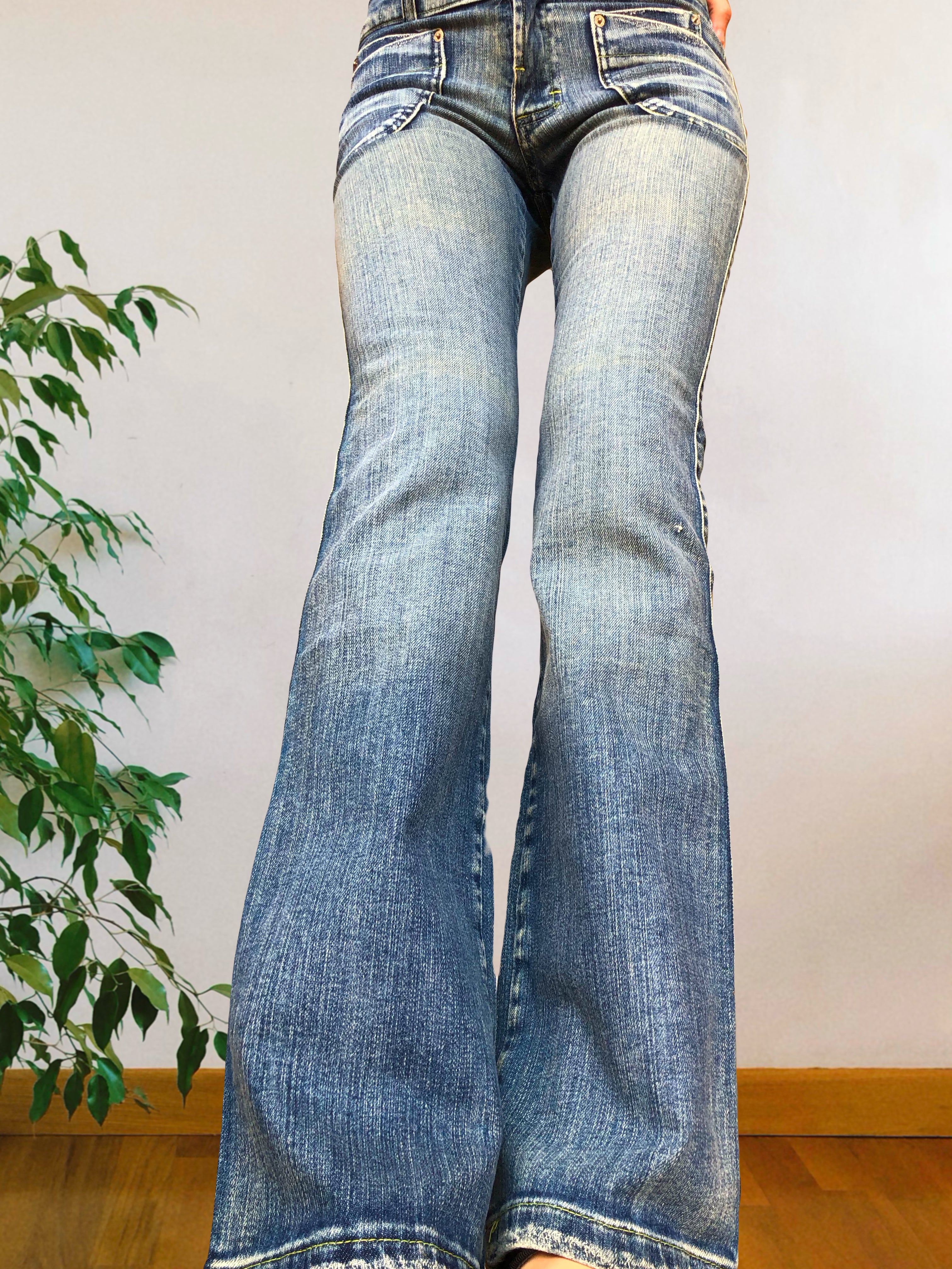 Jeans chiari vintage anni 90 svasati. Tasche frontali vita bassa