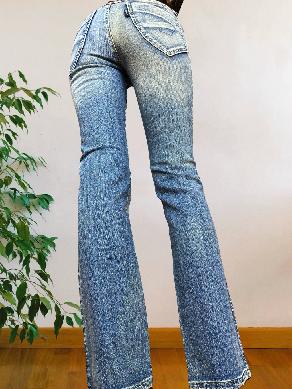 Jeans chiari vintage anni 90 svasati. Tasche frontali vita bassa
