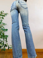 Jeans chiari vintage anni 90 svasati. Tasche frontali vita bassa