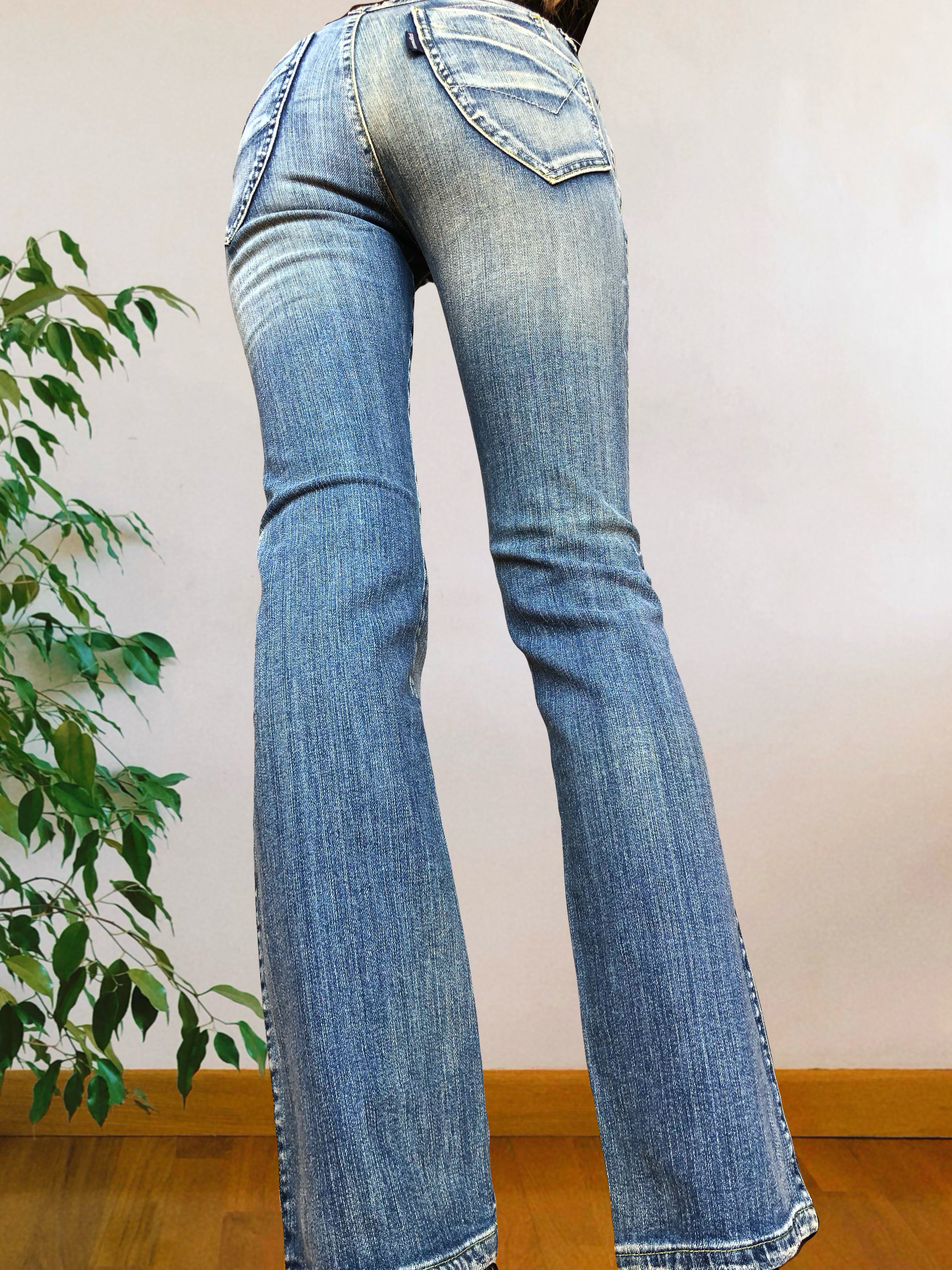 Jeans chiari vintage anni 90 svasati. Tasche frontali vita bassa