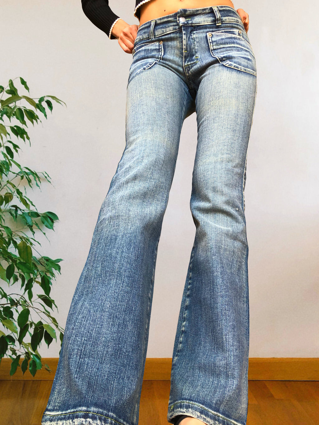 Jeans chiari vintage anni 90 svasati. Tasche frontali vita bassa