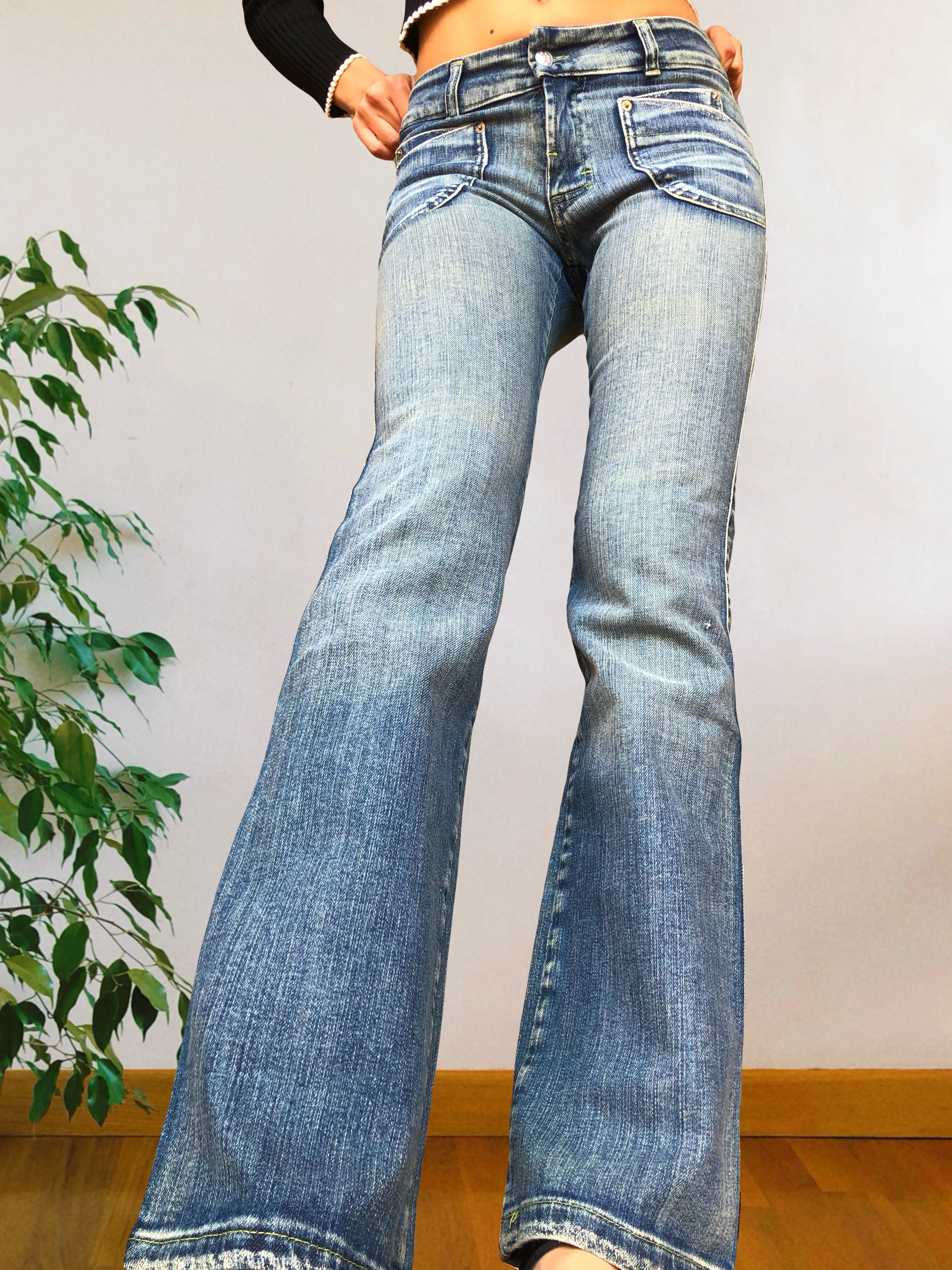 Jeans chiari vintage anni 90 svasati. Tasche frontali vita bassa