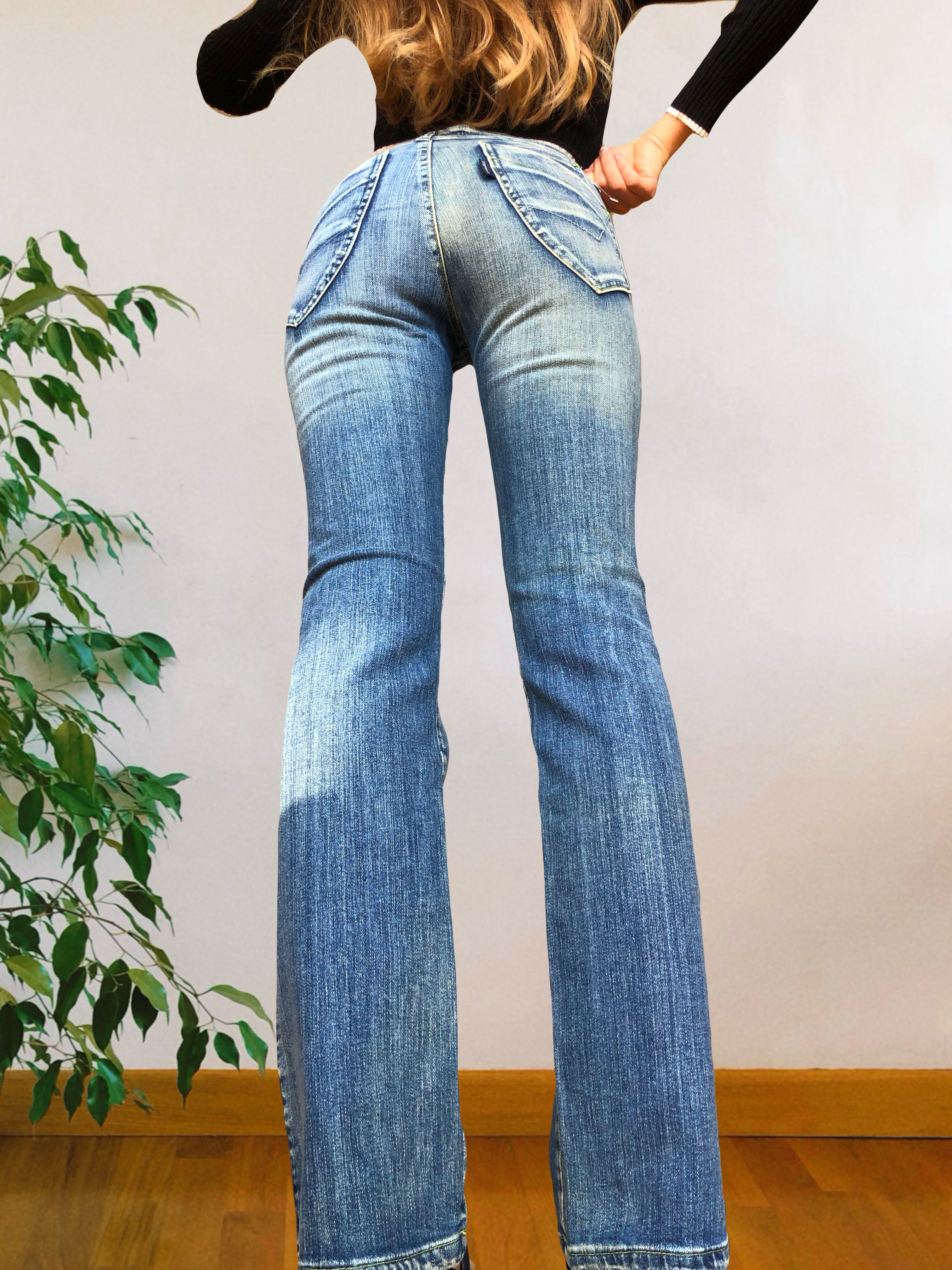Jeans chiari vintage anni 90 svasati. Tasche frontali vita bassa