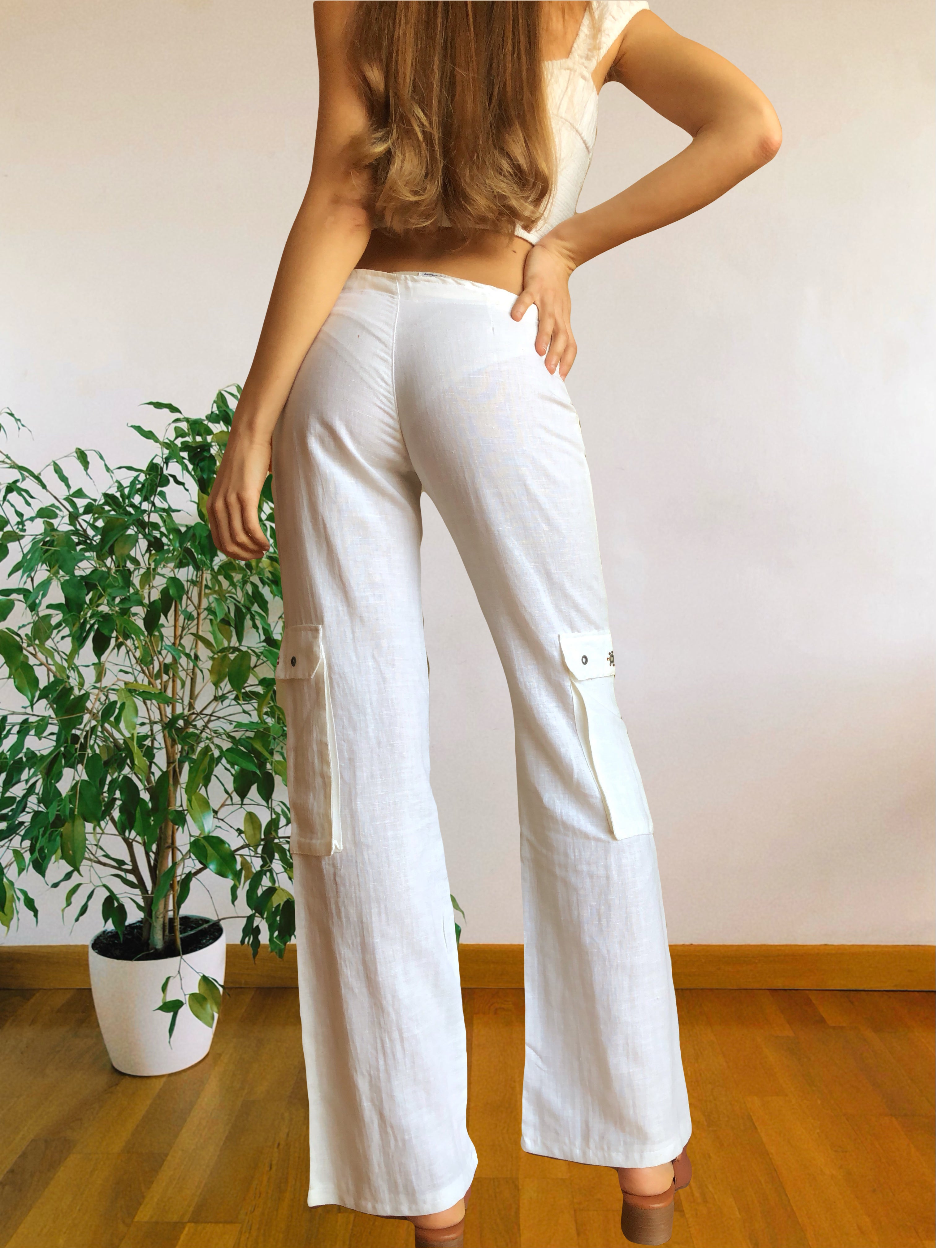Pantaloni Bianchi Vintage anni 2000 in lino. Tasche Cargo e vita bassa con laccio