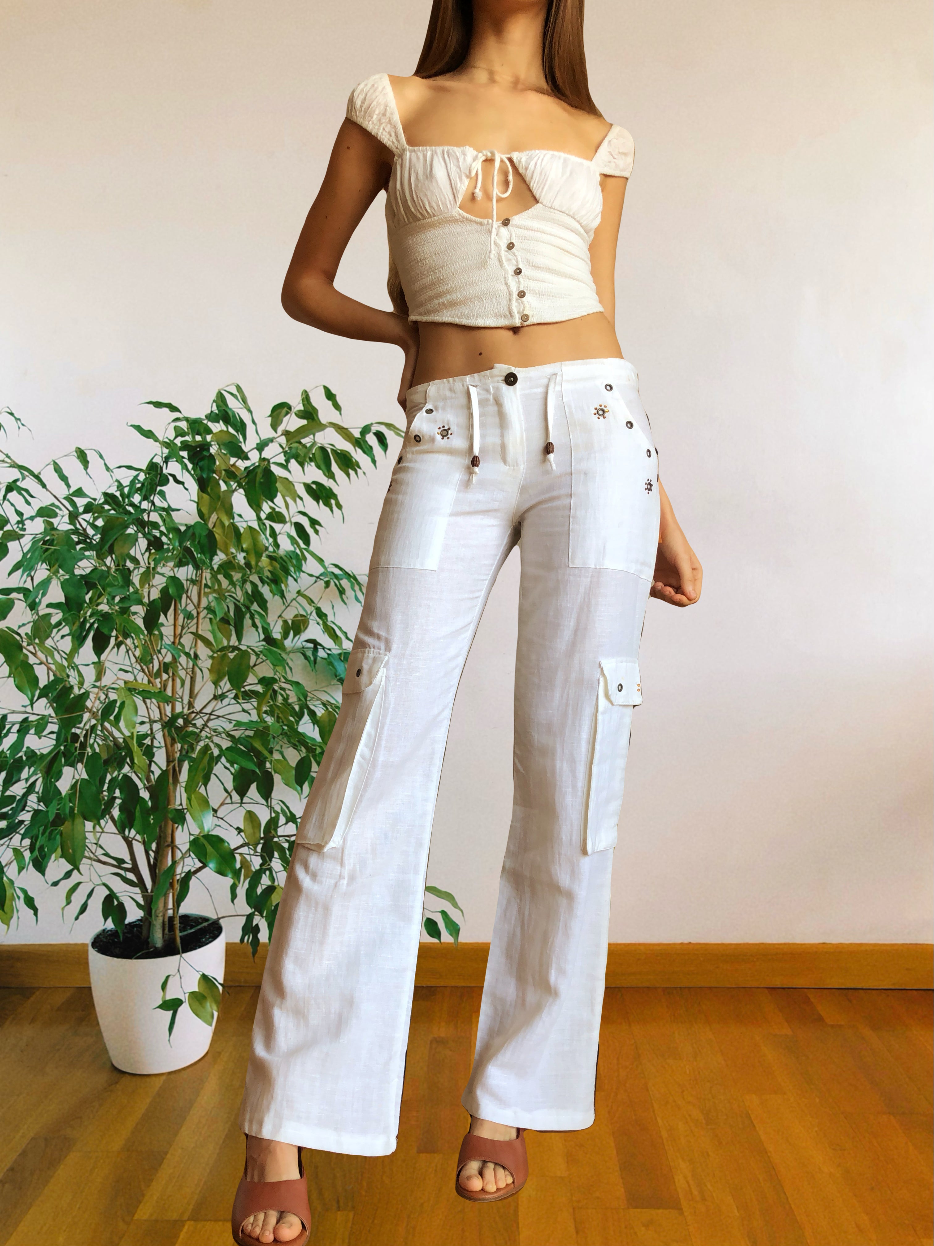 Pantaloni Bianchi Vintage anni 2000 in lino. Tasche Cargo e vita bassa con laccio