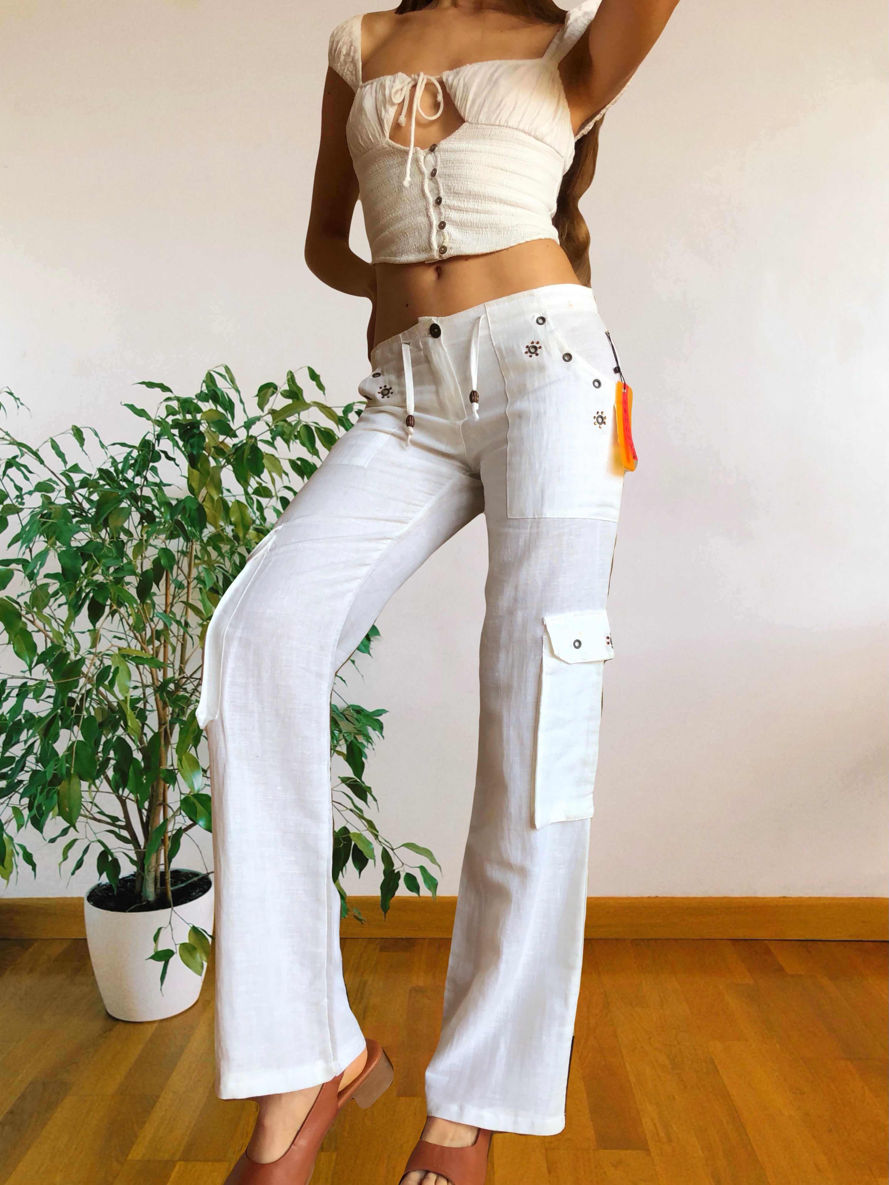 Pantaloni Bianchi Vintage anni 2000 in lino. Tasche Cargo e vita bassa con laccio