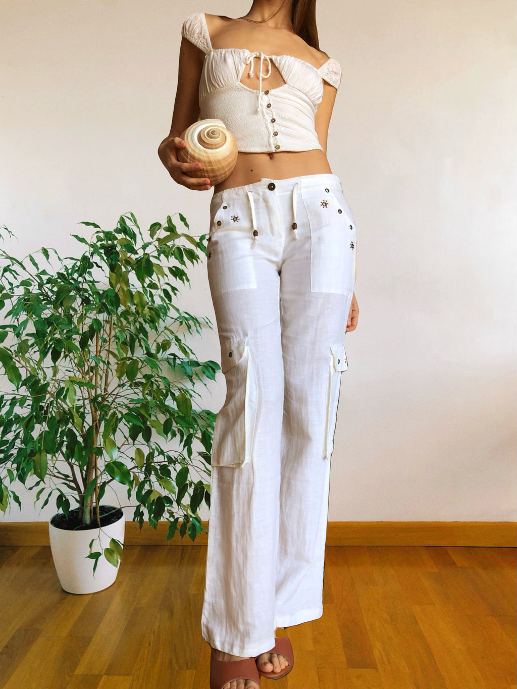 Pantaloni Bianchi Vintage anni 2000 in lino. Tasche Cargo e vita bassa con laccio