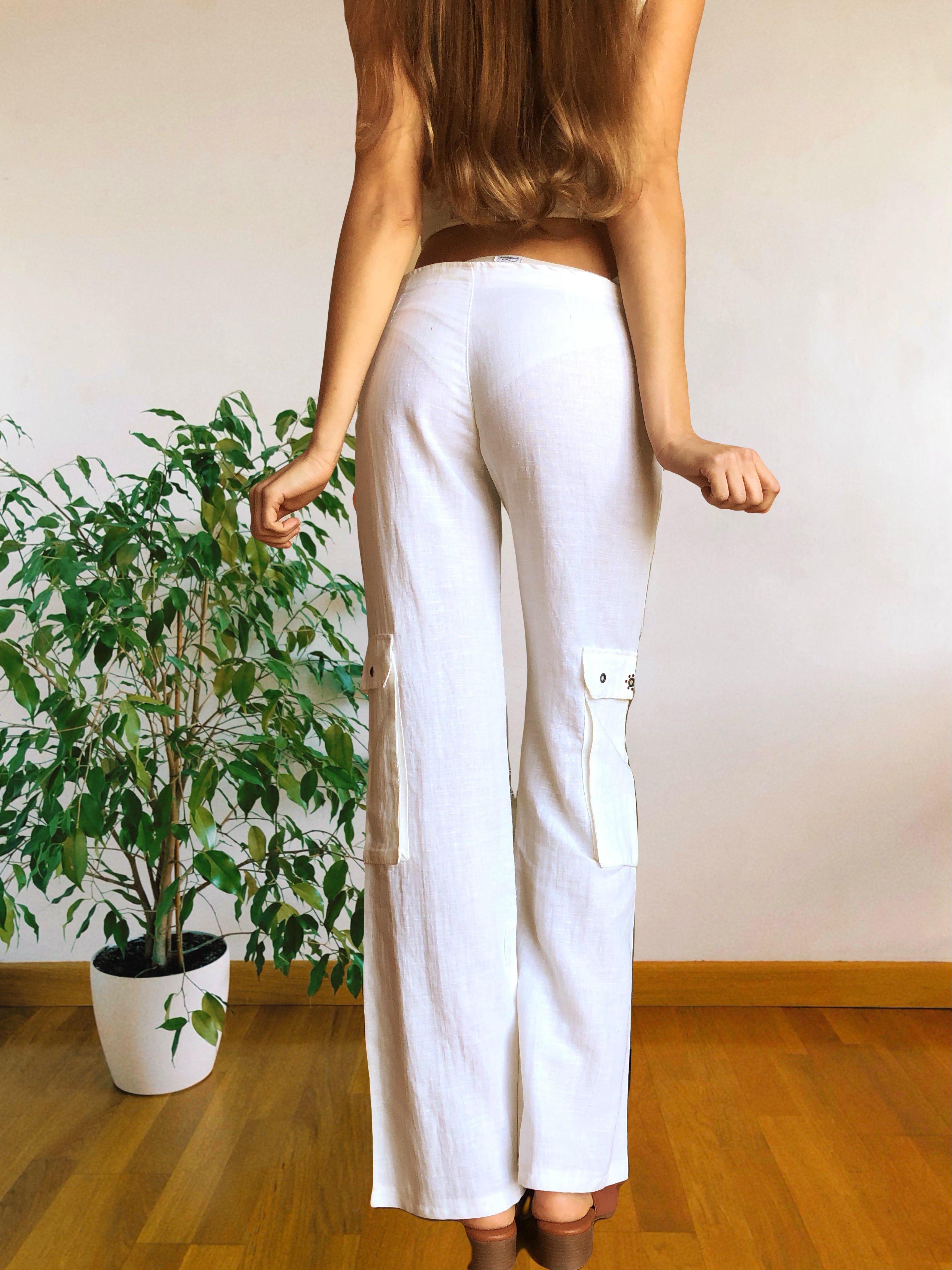 Pantaloni Bianchi Vintage anni 2000 in lino. Tasche Cargo e vita bassa con laccio