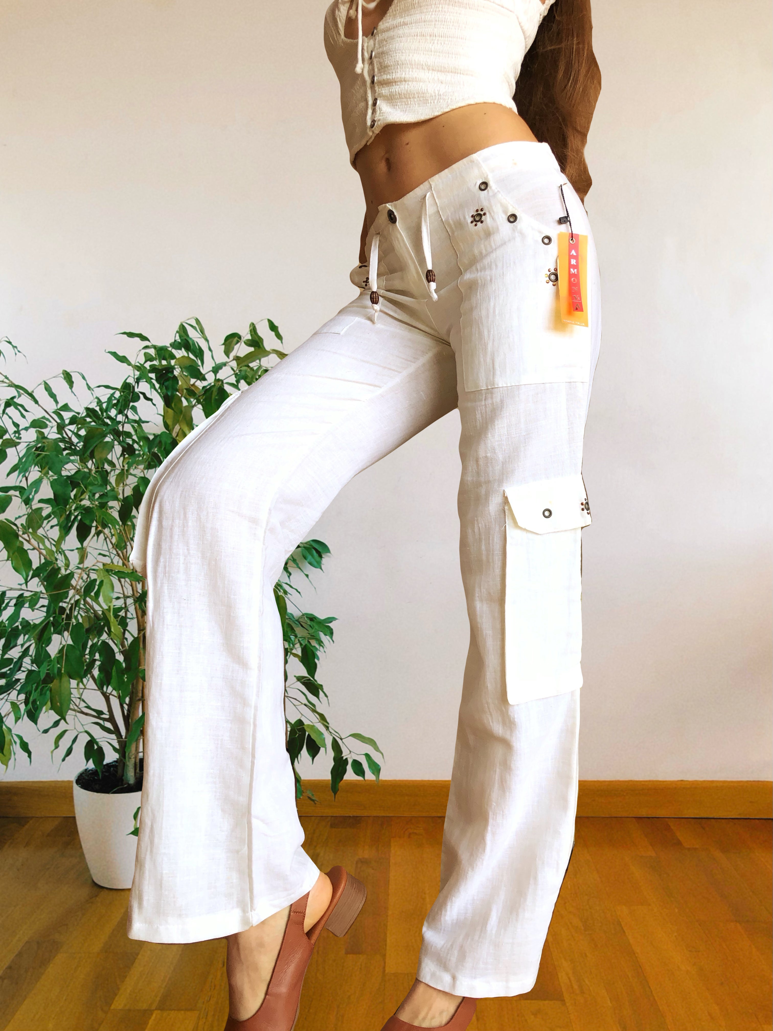 Pantaloni Bianchi Vintage anni 2000 in lino. Tasche Cargo e vita bassa con laccio