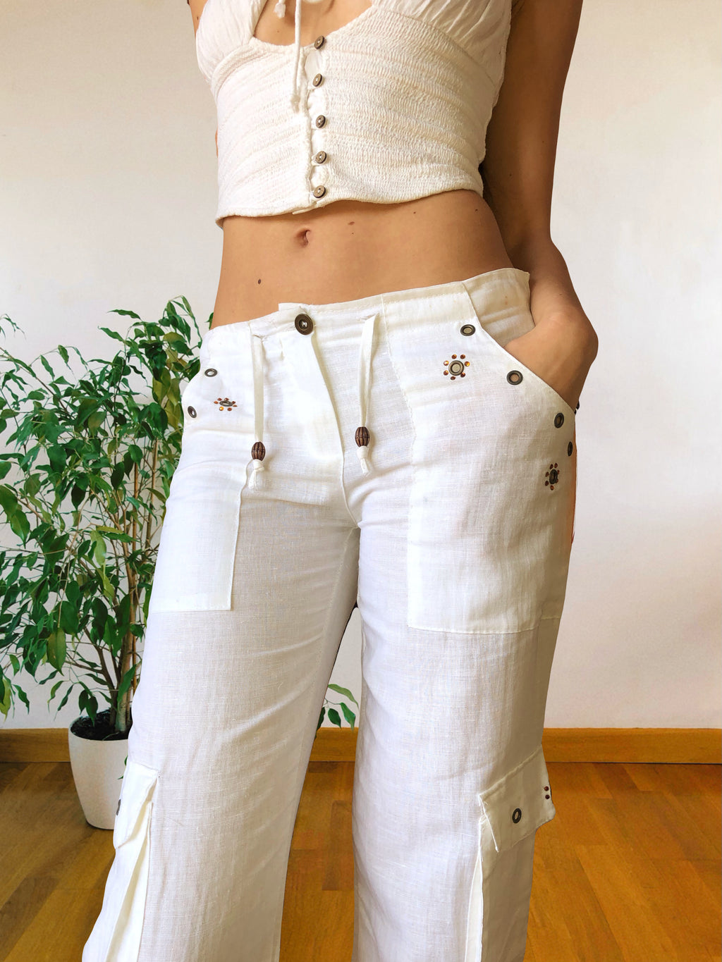 Pantaloni Bianchi Vintage anni 2000 in lino. Tasche Cargo e vita bassa con laccio