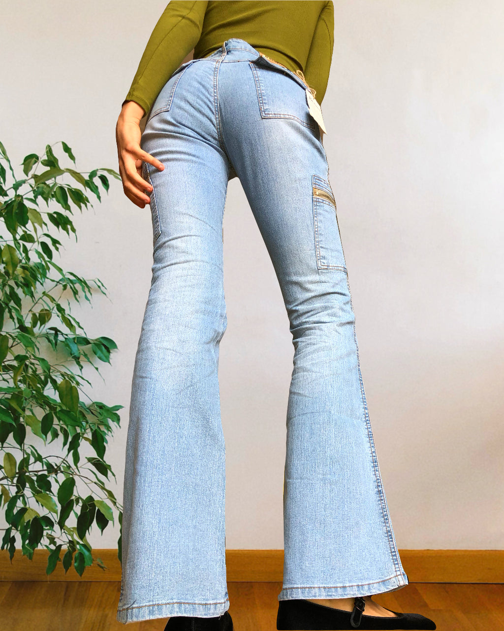 Jeans clairs évasés des années 90 avec fermeture éclair et poches