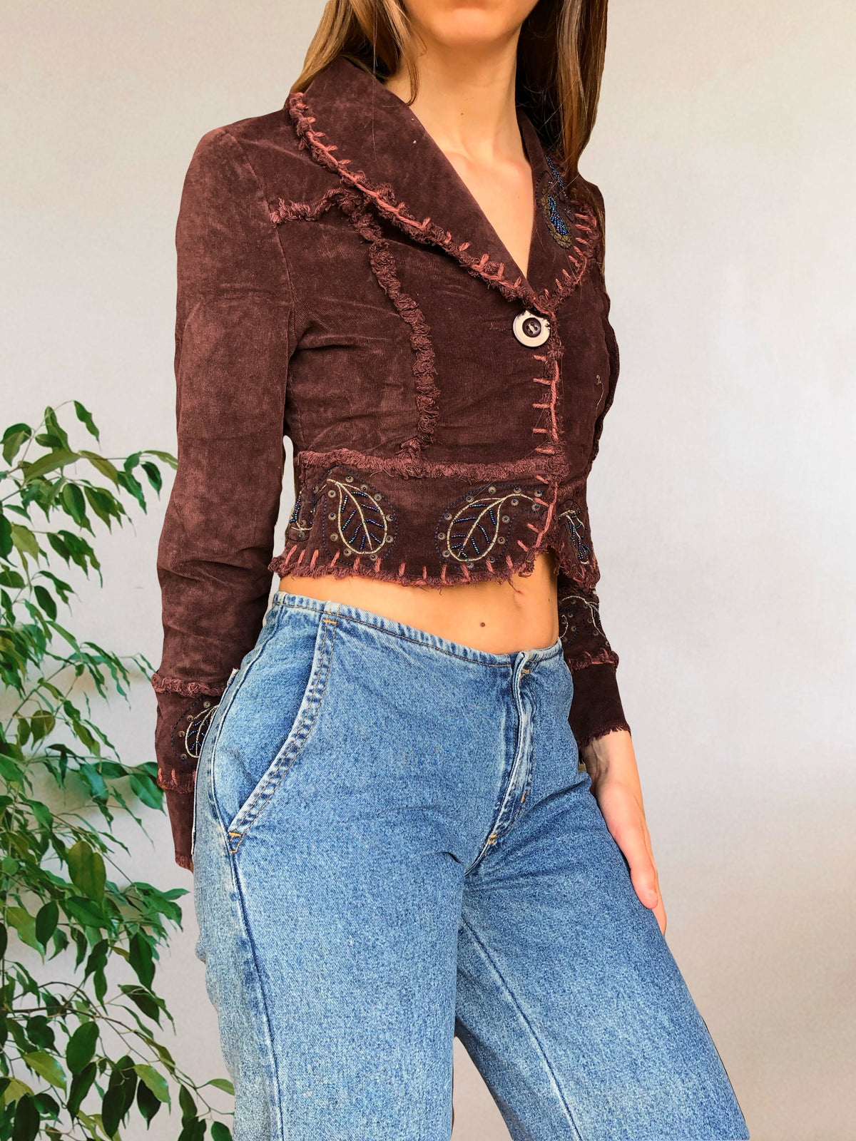 Blazer crop top marrone borgogna con cuciture e ricami