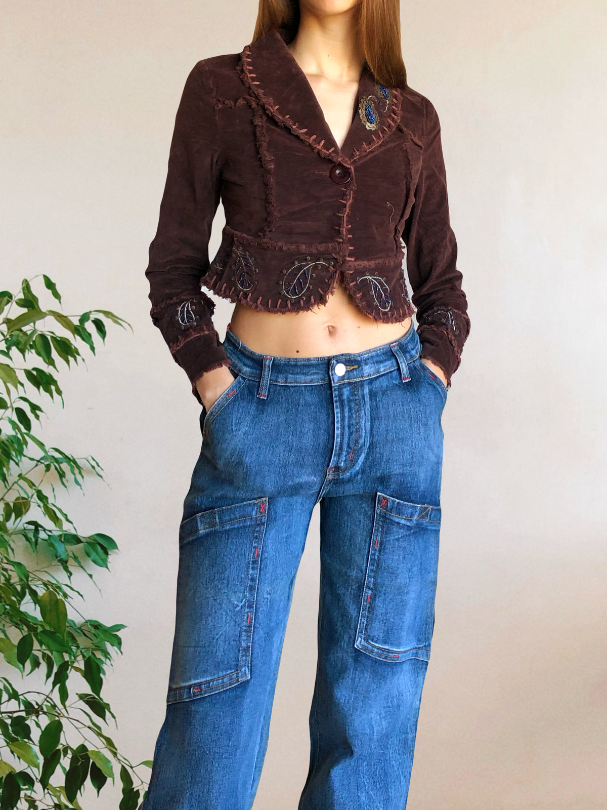 Blazer crop top marrone borgogna con cuciture e ricami