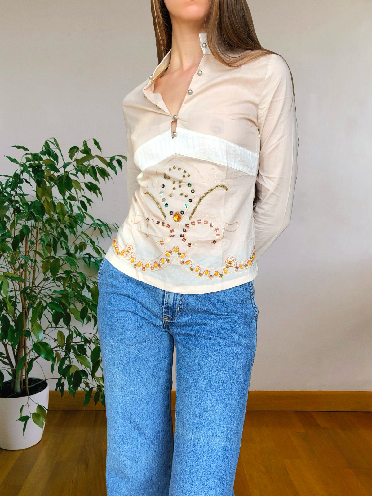 Beigefarbene Bluse im Stil der 2000er mit Stickereien und Pailletten