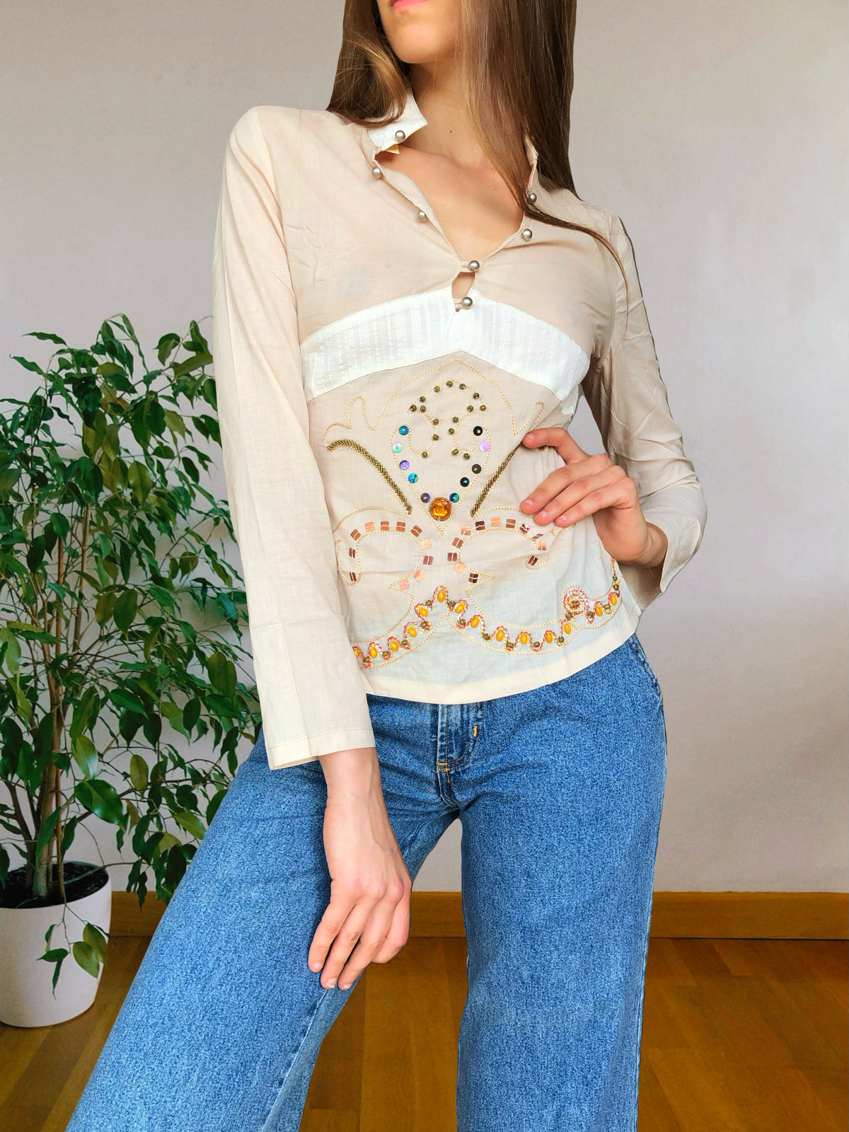 Beigefarbene Bluse im Stil der 2000er mit Stickereien und Pailletten