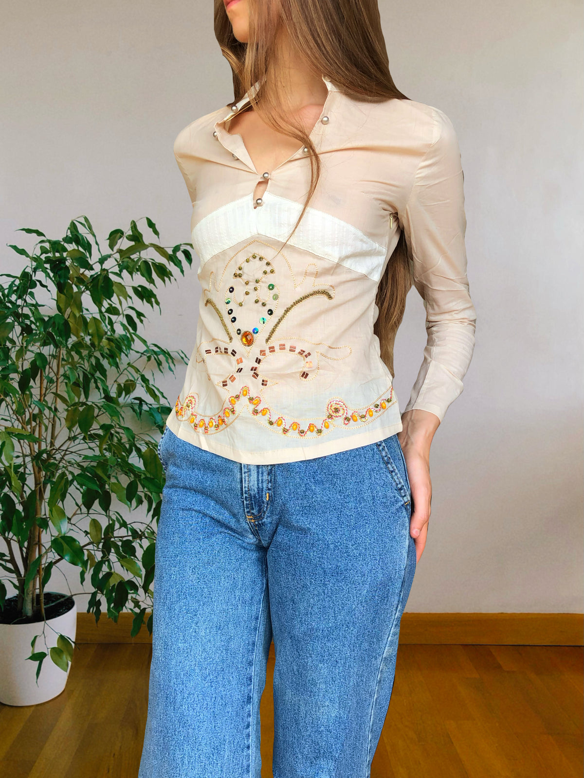 Beigefarbene Bluse im Stil der 2000er mit Stickereien und Pailletten