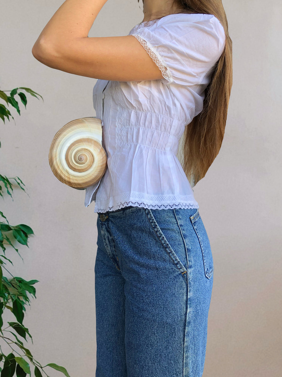 Camicetta bianca con bottoni e ricami