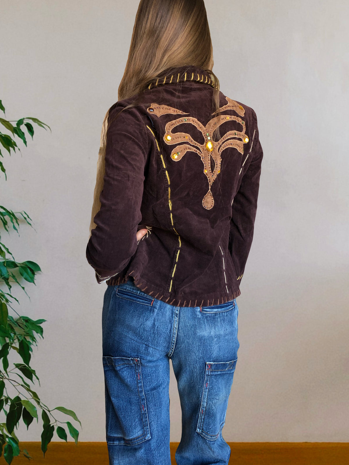 Blazer marrone con ricami sulla schiena