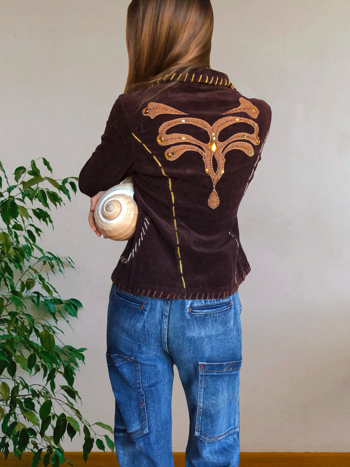 Blazer marrone con ricami sulla schiena