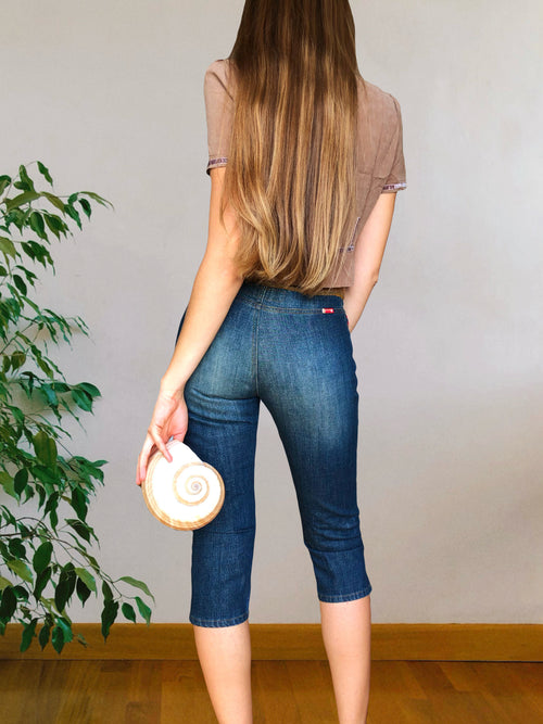 Capri-Jeans von GUESS im 90er-Jahre-Stil mit braunem Fransensaum