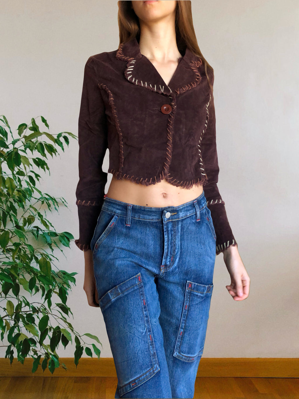 Cropped blazer with embroidery on the back
