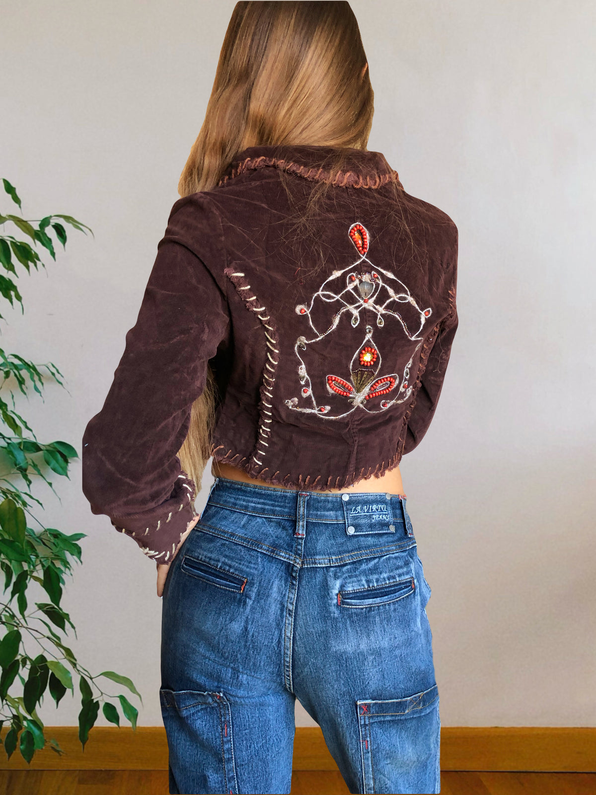 Cropped blazer with embroidery on the back