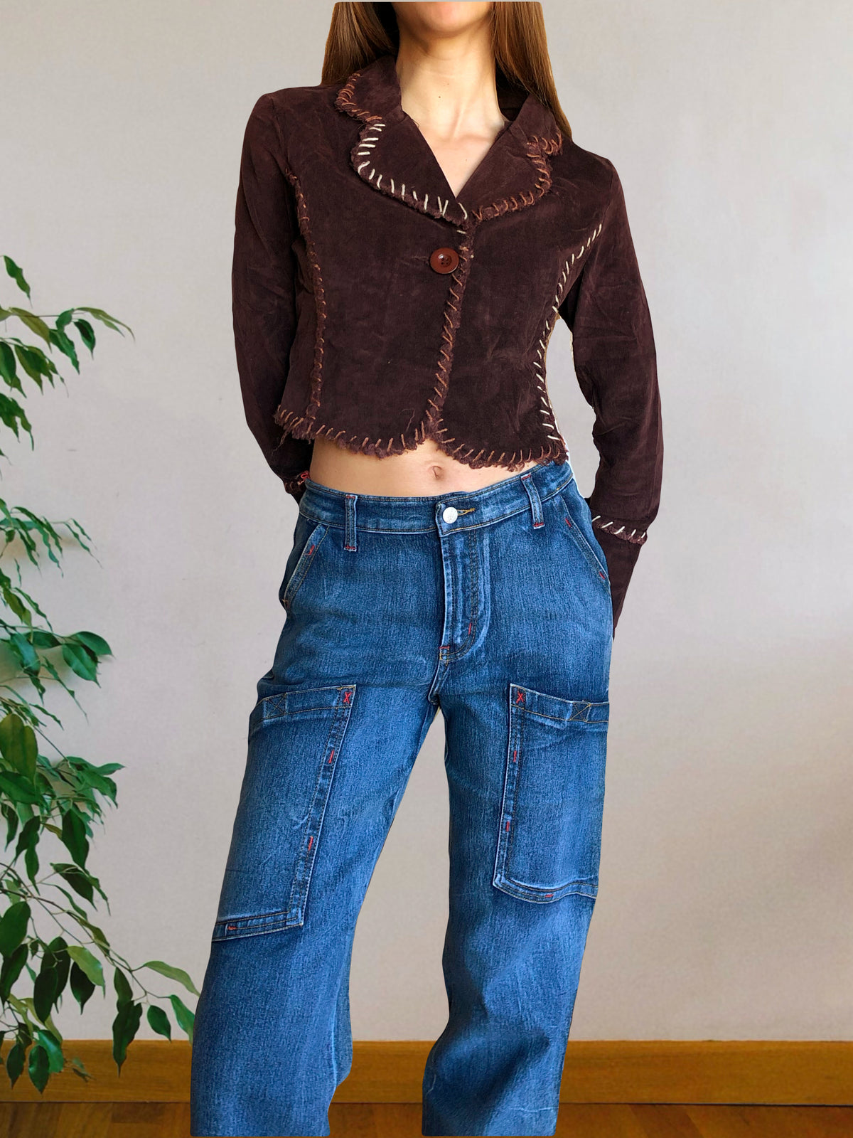 Cropped blazer with embroidery on the back