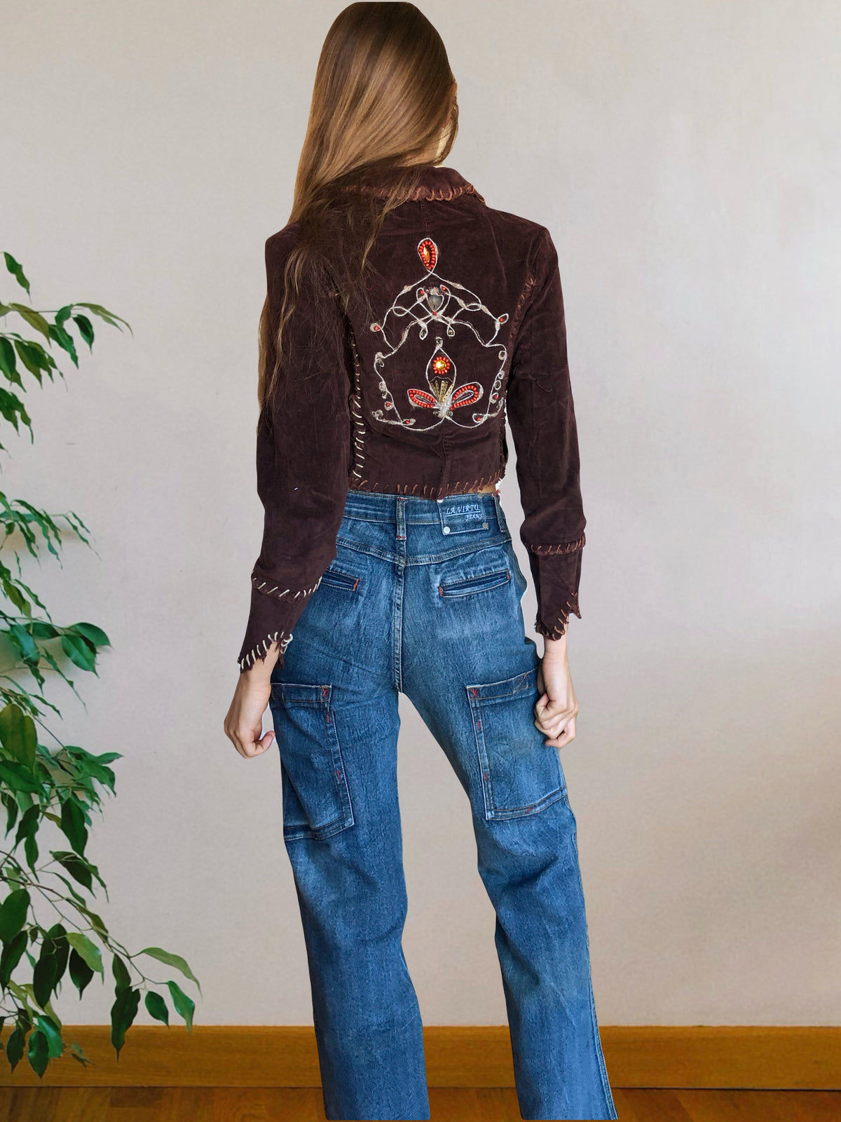 Cropped blazer with embroidery on the back
