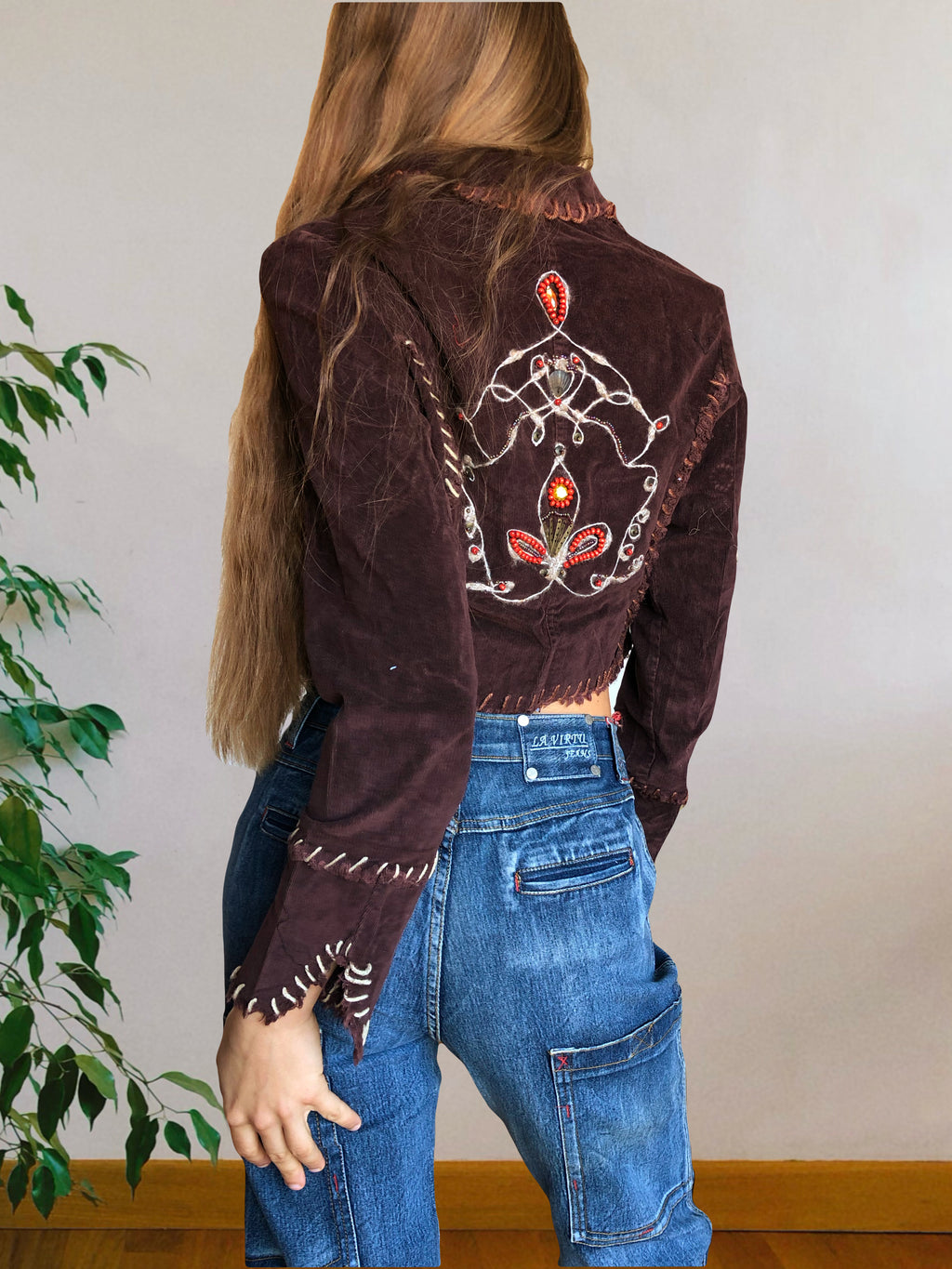 Cropped blazer with embroidery on the back