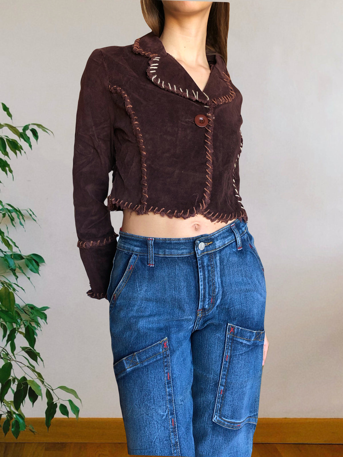 Cropped blazer with embroidery on the back