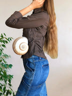 Giacca marrone con lacci in vita