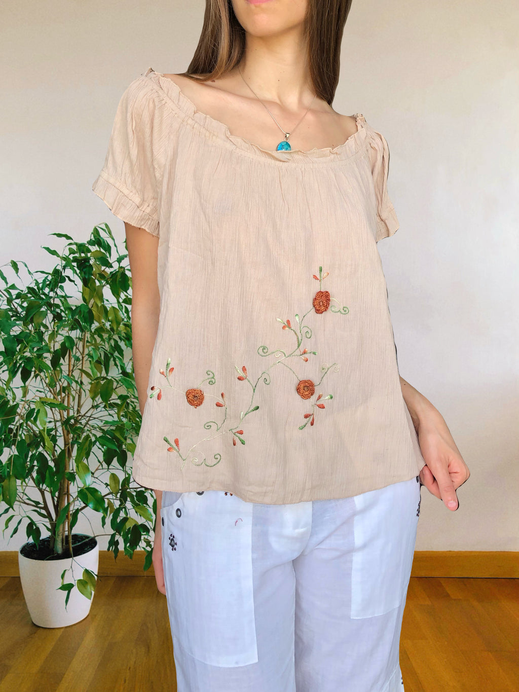 Blusa beige con ricami floreali