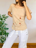 Blusa beige con ricami floreali