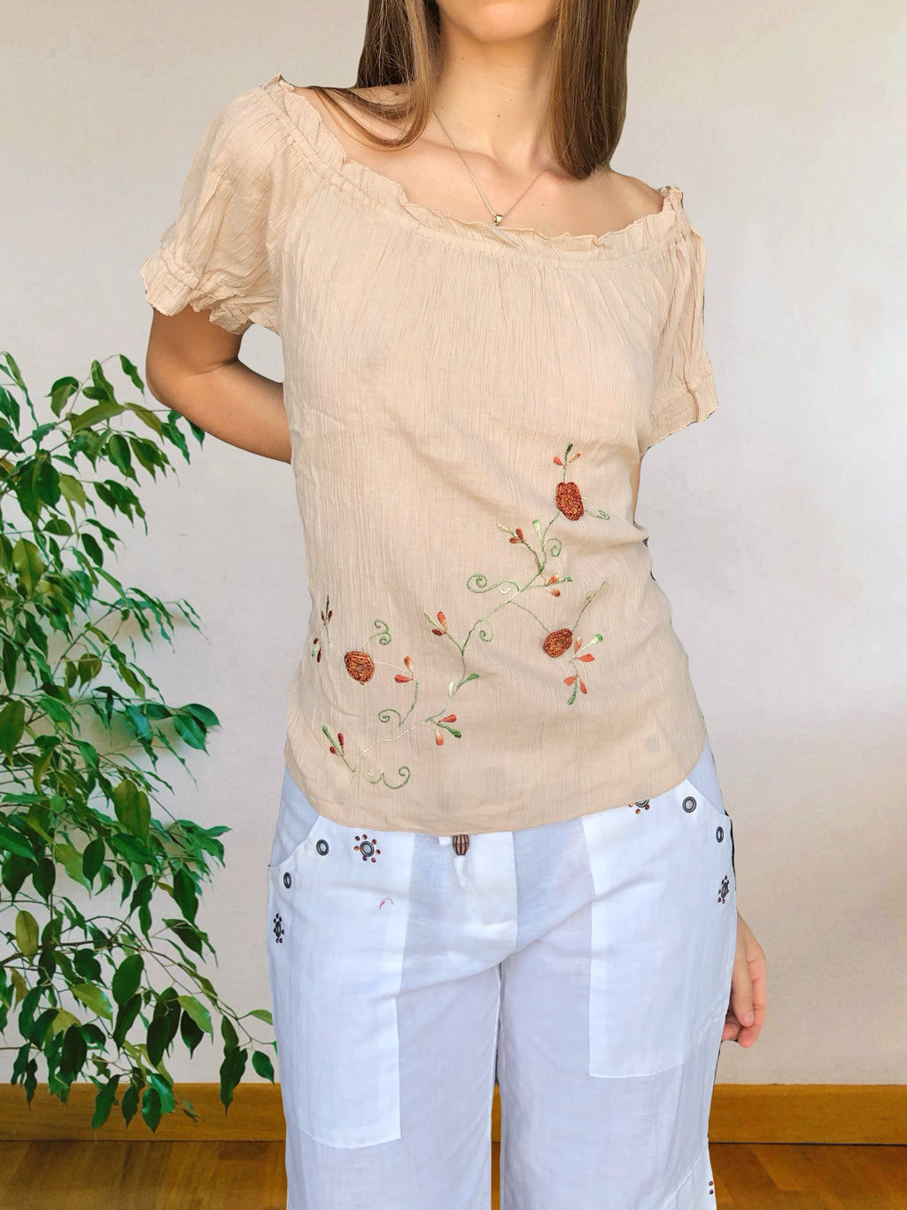 Blusa beige con ricami floreali