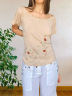 Blusa beige con ricami floreali