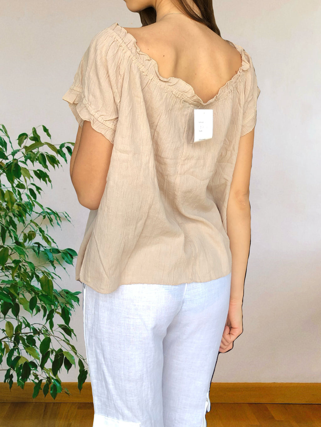 Blusa beige con ricami floreali