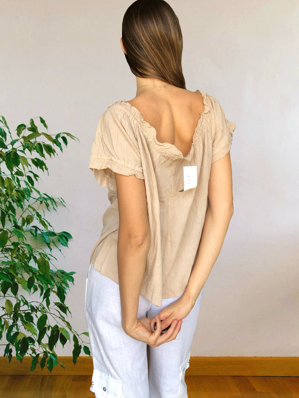 Blusa beige con ricami floreali