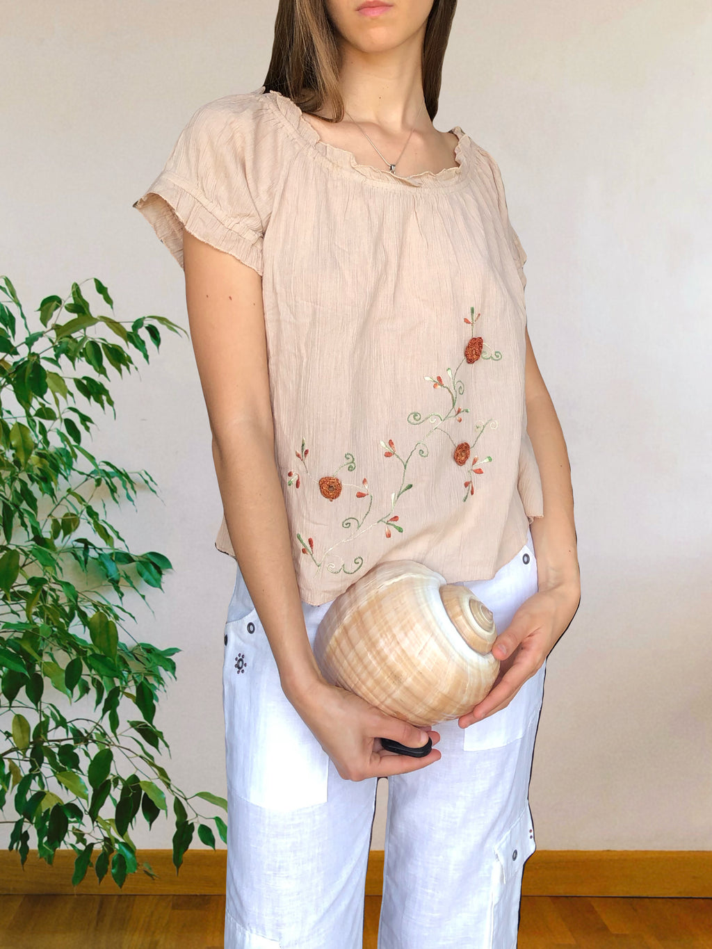 Blusa beige con ricami floreali
