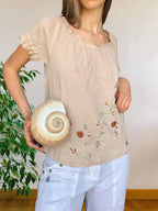 Blusa beige con ricami floreali