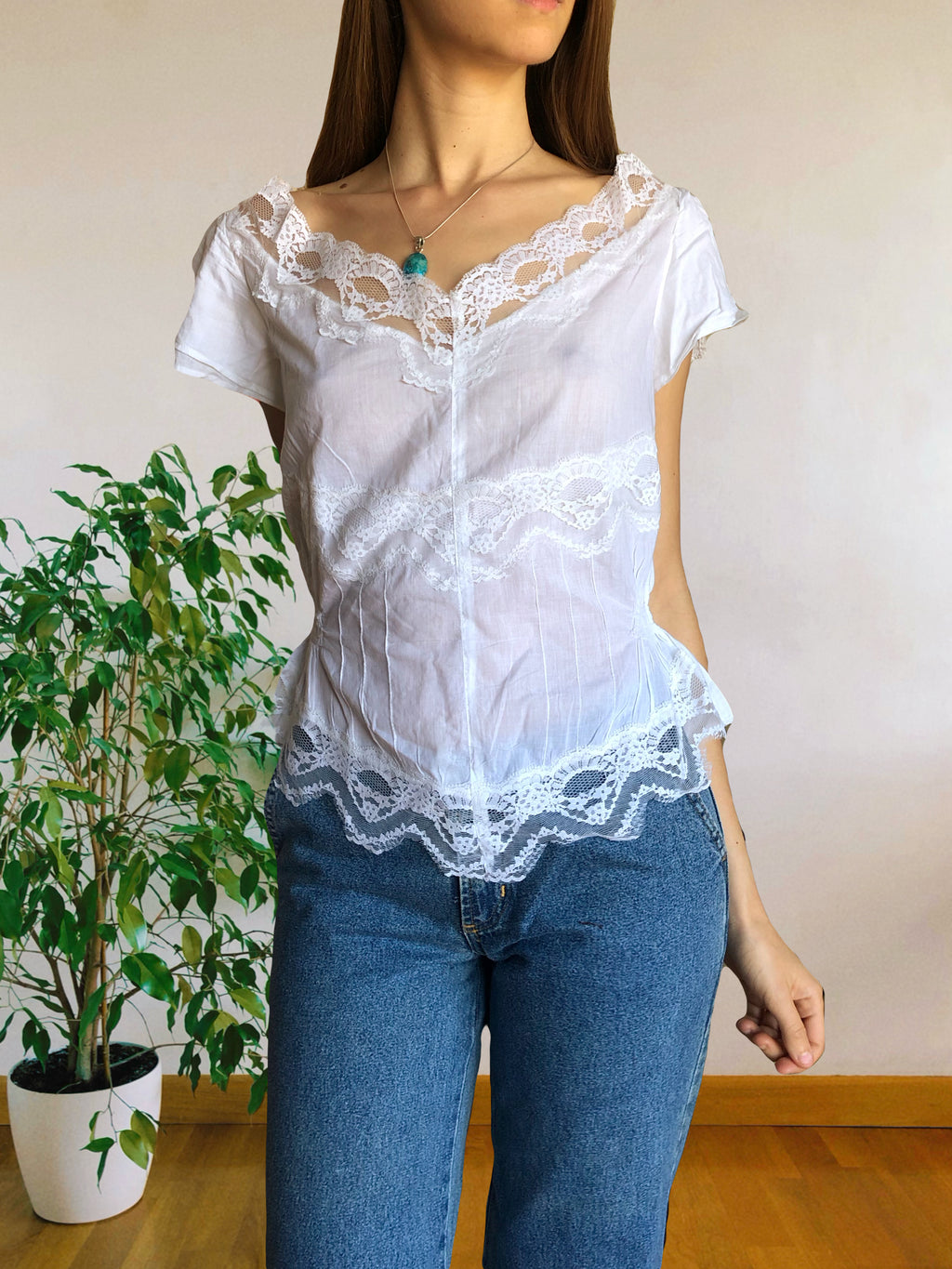 Blusa bianca scollo ampio ricamata