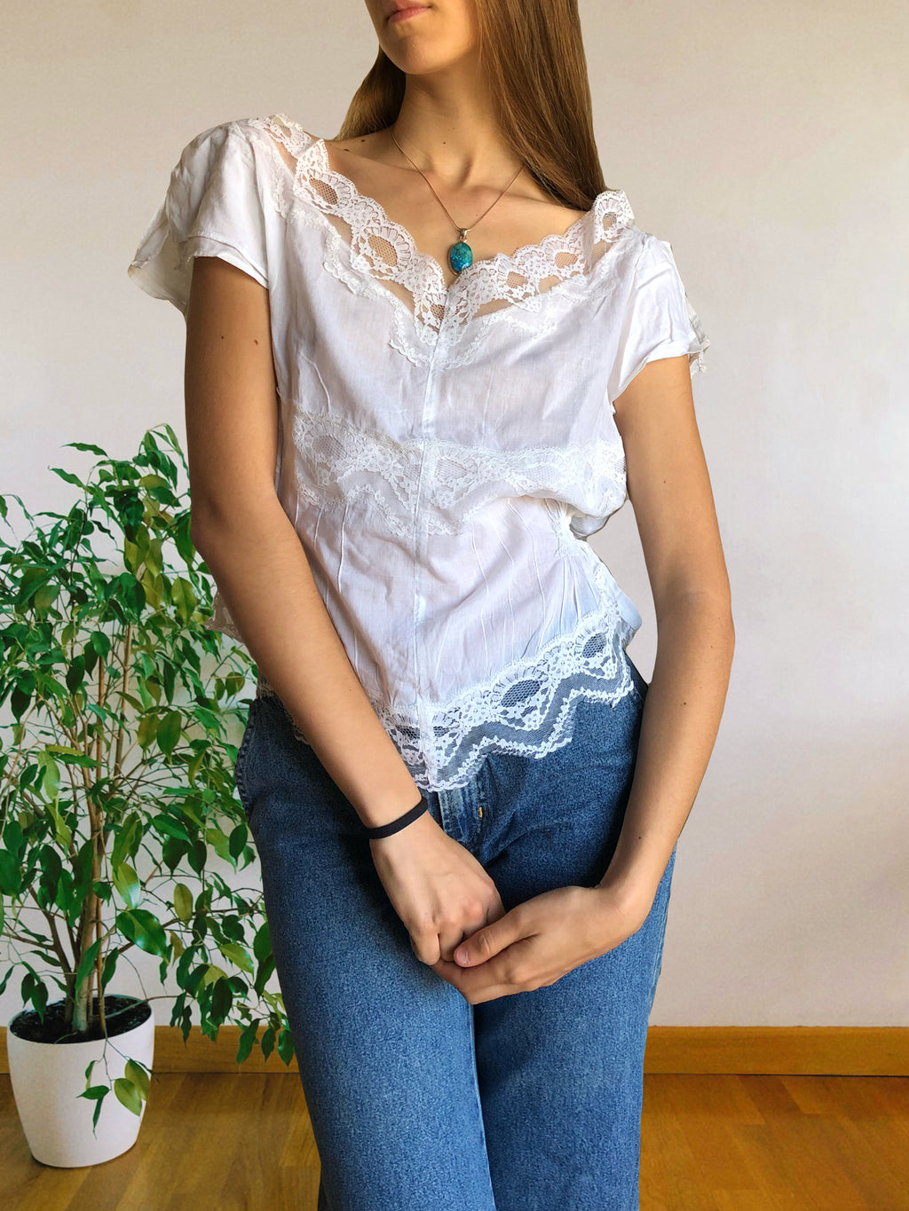 Blusa bianca scollo ampio ricamata