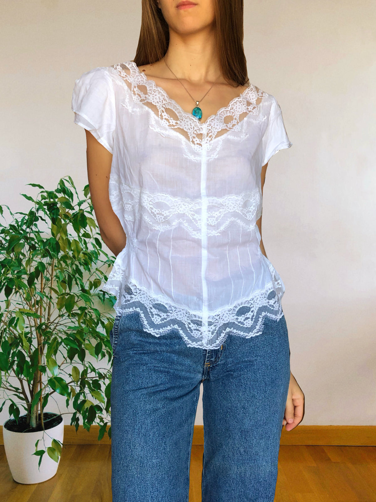 Blusa bianca scollo ampio ricamata