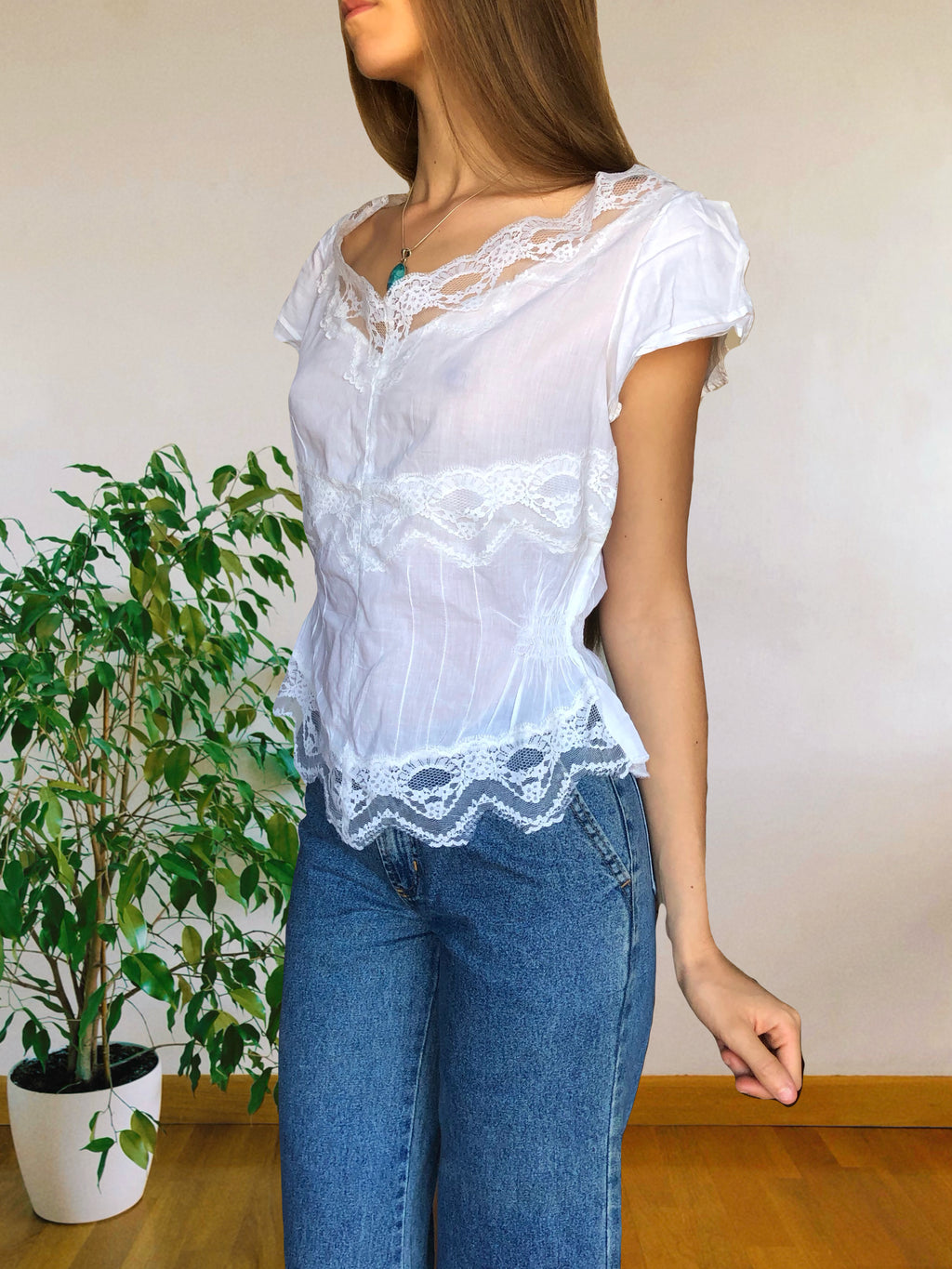 Blusa bianca scollo ampio ricamata
