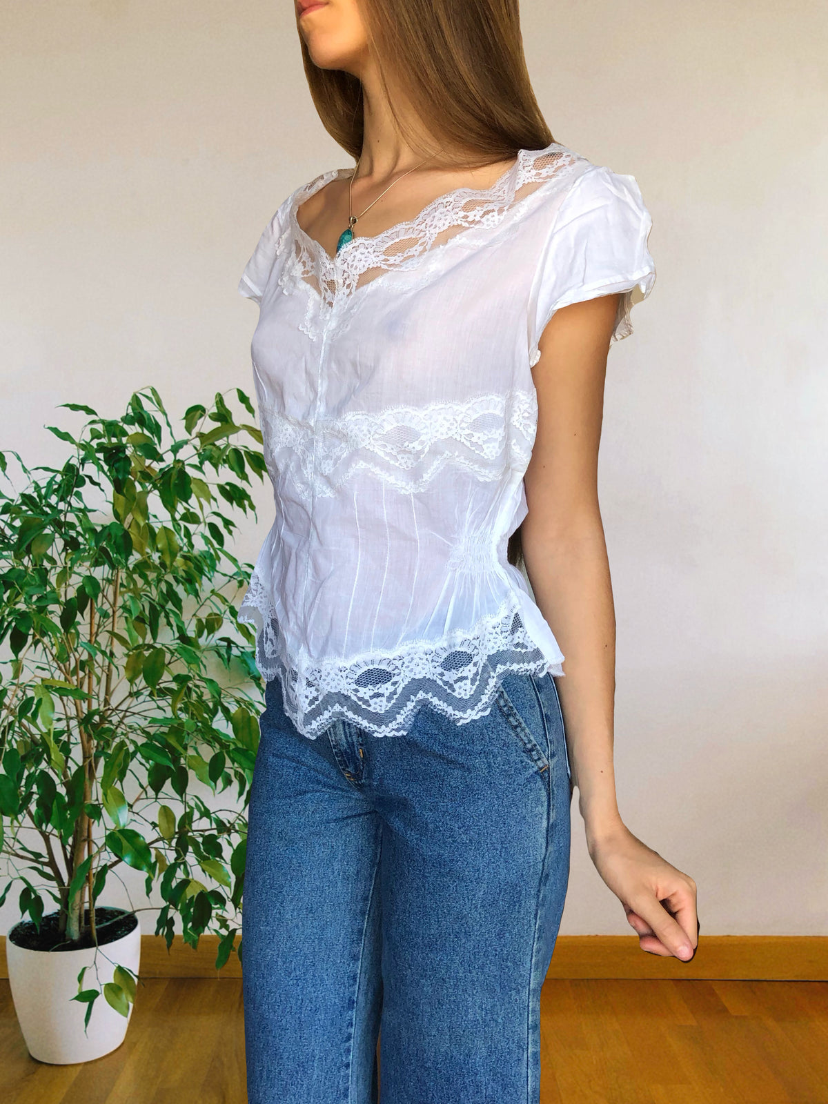 Blusa bianca scollo ampio ricamata