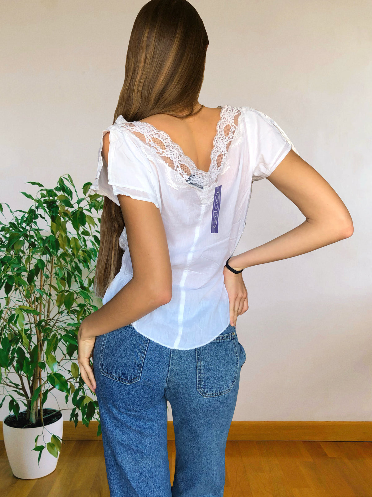 Blusa bianca scollo ampio ricamata