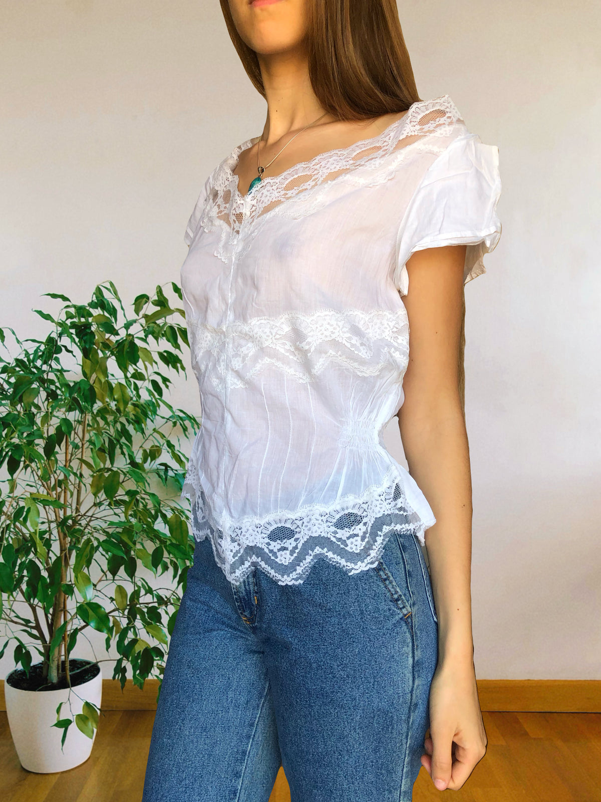 Blusa bianca scollo ampio ricamata